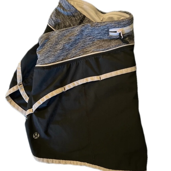 Lululemon shorts size 8 - Picture 2 of 4